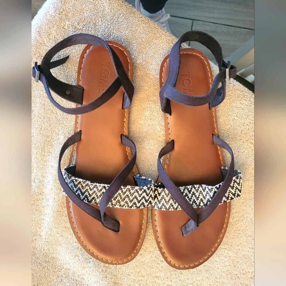 Like new Womens size 9 1/2 TOMS lexie tribal sandal
